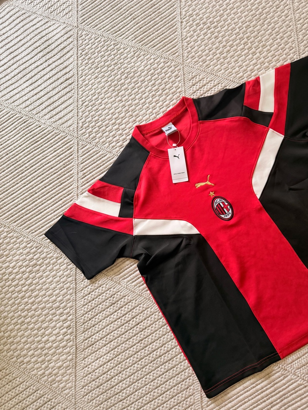 Puma Men's AC Milan Short-Sleeve lifestyle T-shirt in Red, Black & White - Picture 2 of 5